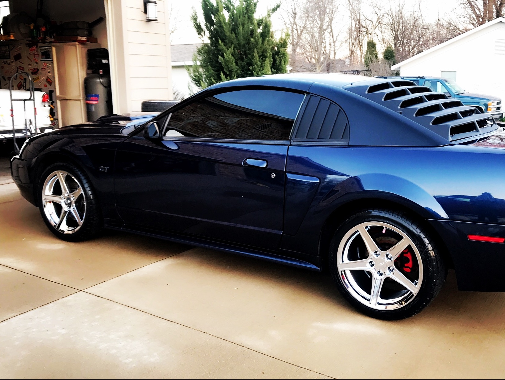 ロッド mustang &sally Staggered 18x9/10 S Style Wheel and Sumitomo HTR Z5 Summer Tire